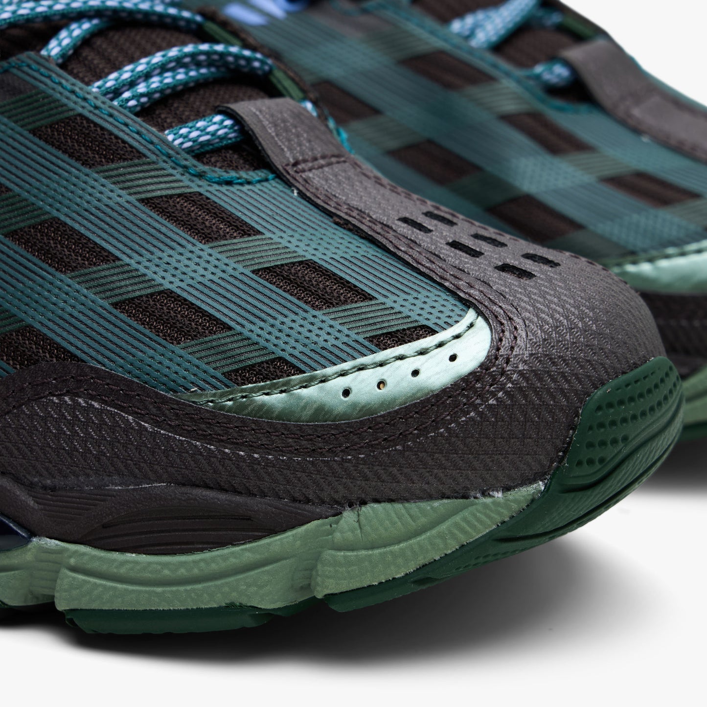 Asics US8-S GEL-SJ33. Close-up of roasted coffee and periwinkle sneaker showing perforated toe overlay, mesh panels and sculpted green forefoot sole.