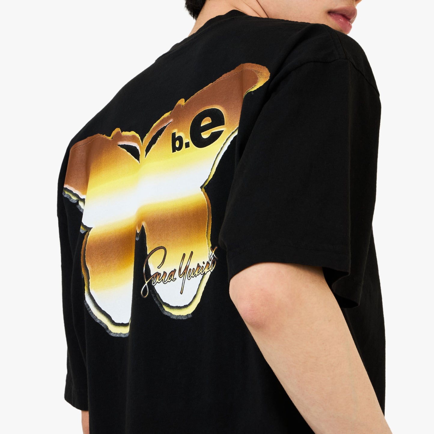 b.Eautiful x Sara Yukiko b.e Girl T-Shirt Noir