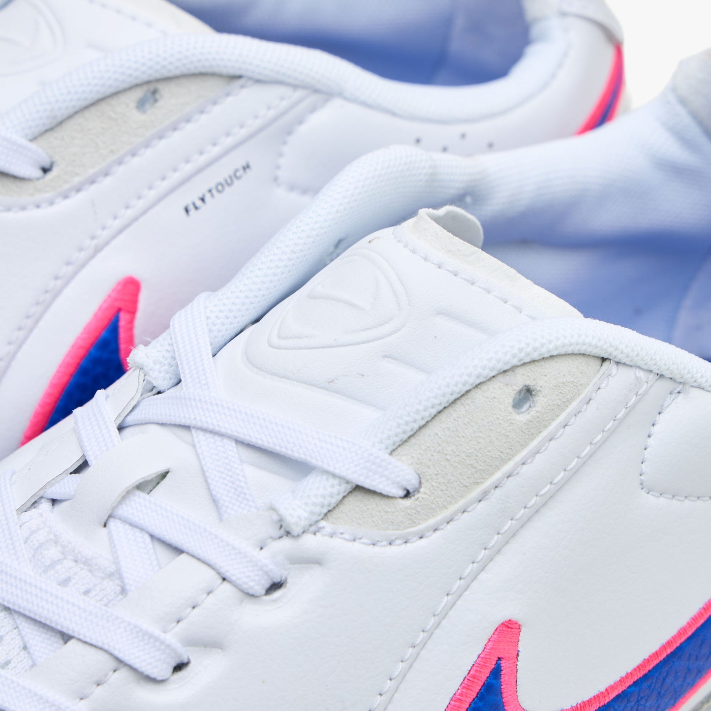 Nike Tiempo Streetgato Blanc / Bleu vif - Explosion Rose