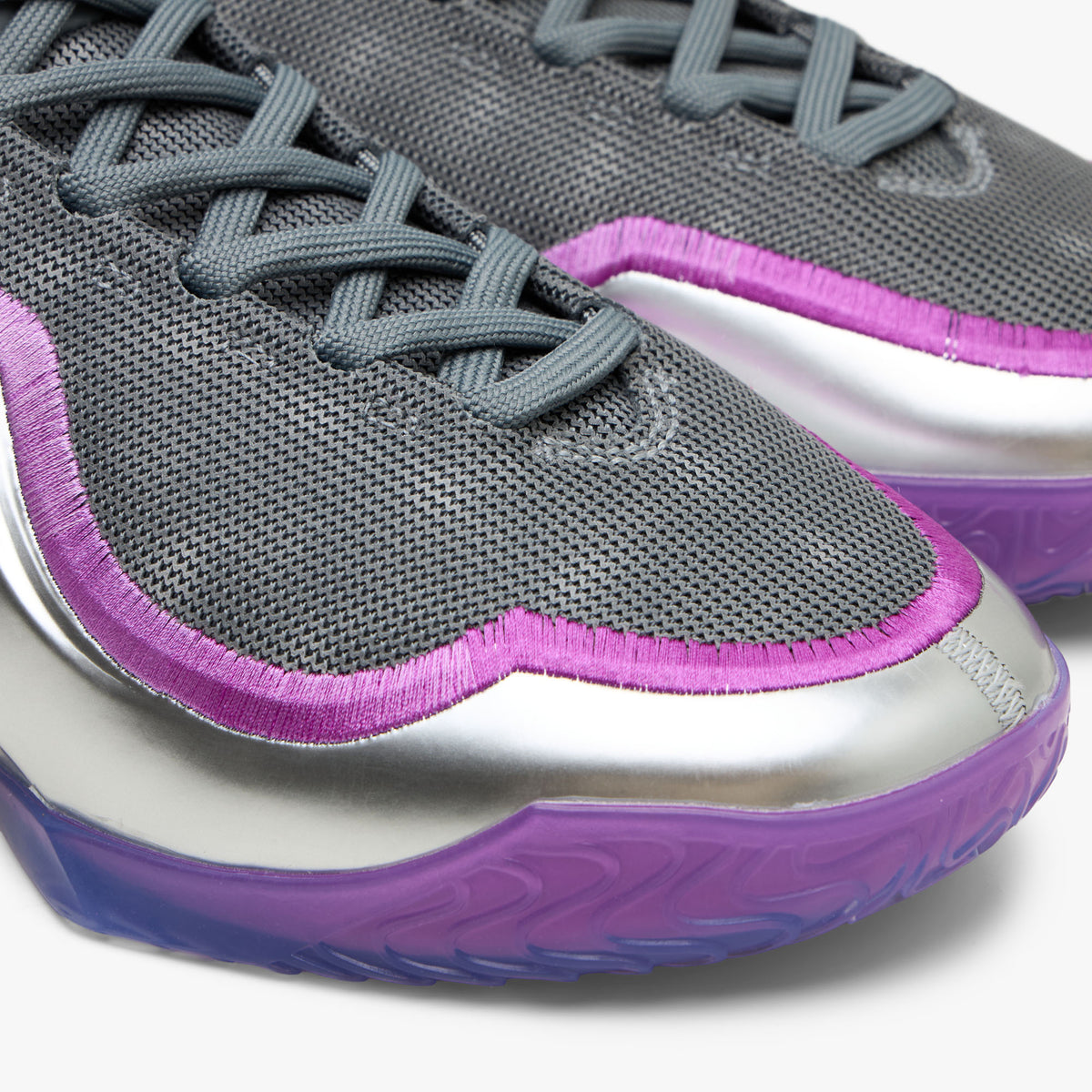 ** DNU RTV LSNRTV426 **Nike Lebron XXIII Gris Froid / Multicolore - Argent Métallique