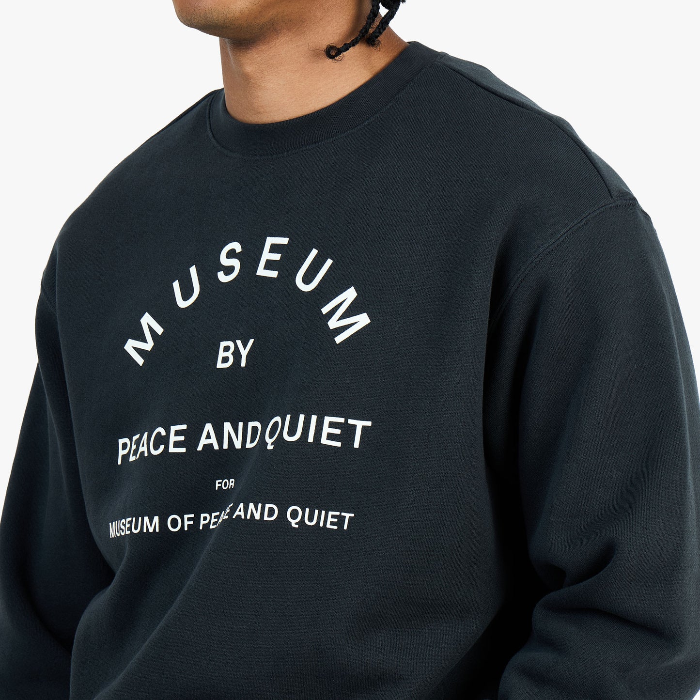 Museum of Peace and Quiet Museum par PQ Crewneck / Noir