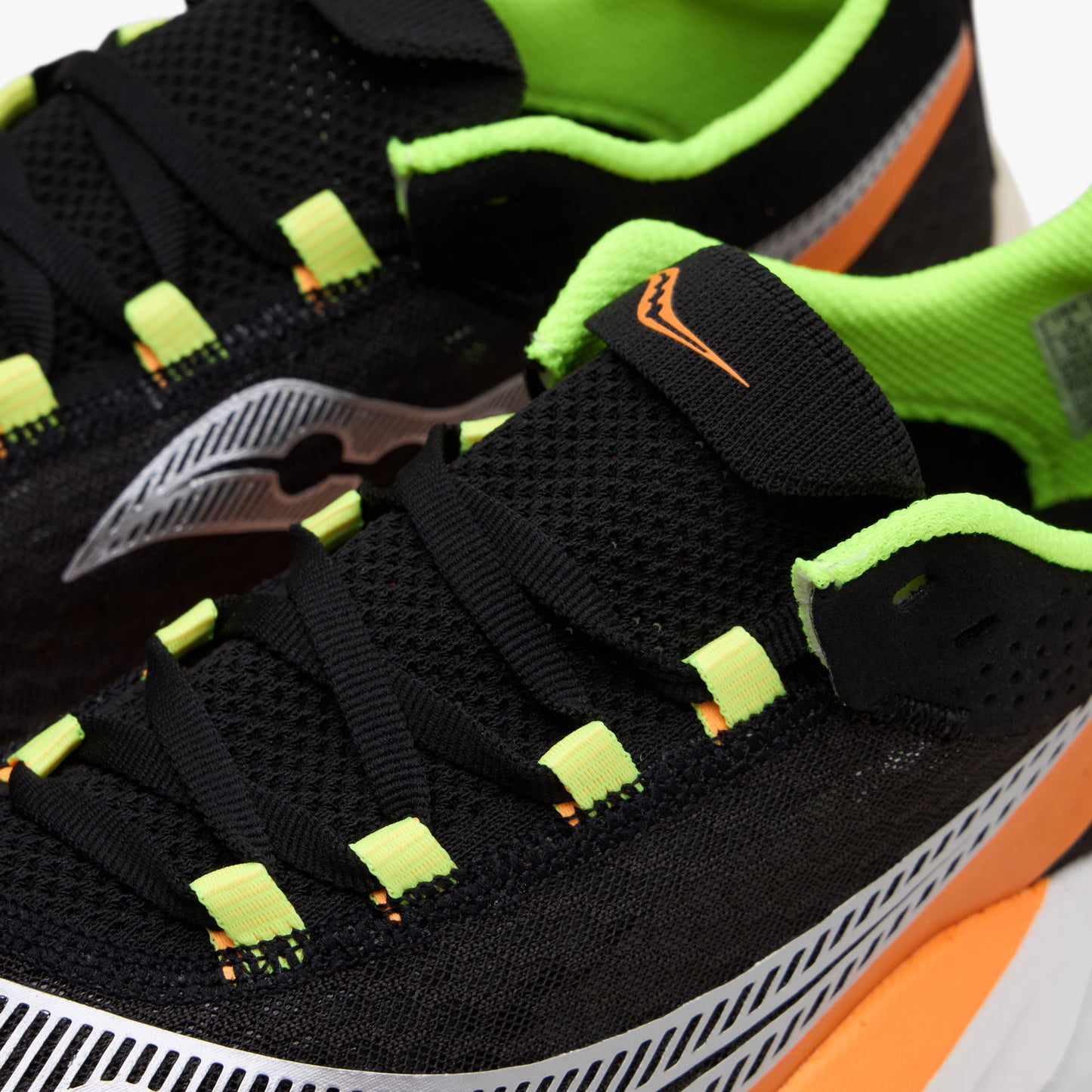 Saucony Endorphin Pro 4 Black / VO2