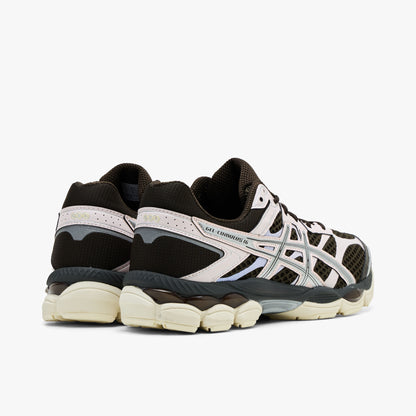 ASICS GEL-CUMULUS 16. Rear three-quarter view showing dark black coffee heel counters with cream overlay accents, padded collars, visible GEL pods, and cream midsoles. 