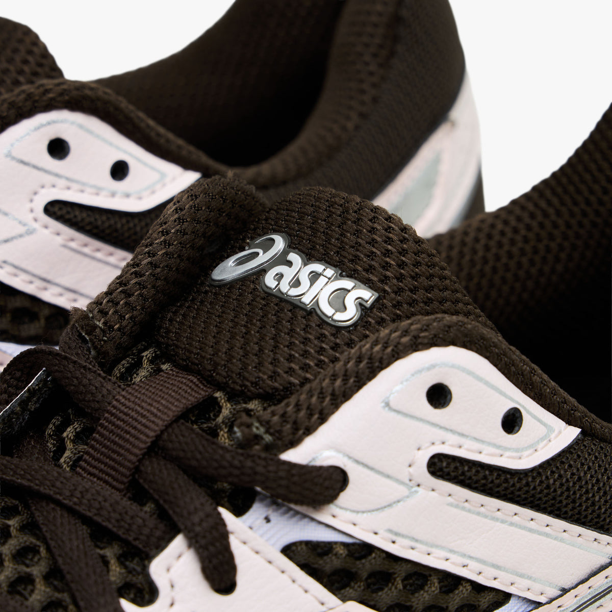 ASICS GEL-CUMULUS 16. Close-up view of the collar and throat region highlighting the dark mesh, cream synthetic eyestays with ventilation eyelets, dark laces, and padded mesh tongue with silver ASICS branding. 