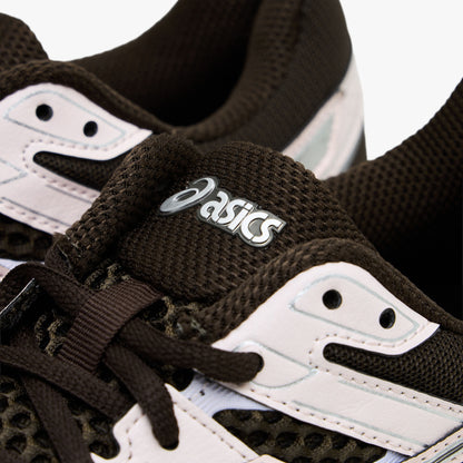 ASICS GEL-CUMULUS 16. Close-up view of the collar and throat region highlighting the dark mesh, cream synthetic eyestays with ventilation eyelets, dark laces, and padded mesh tongue with silver ASICS branding. 