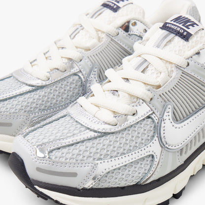 Nike Women's Zoom Vomero 5 Photon Dust / Chrome - Gridiron