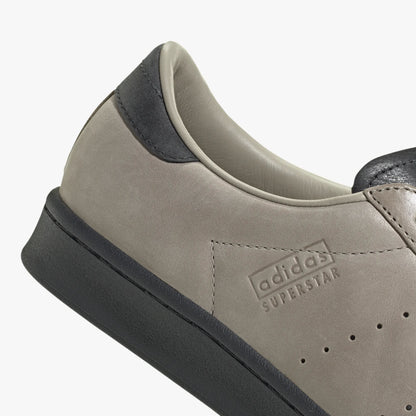adidas Superstar Vintage Short Shell. Close-up of Carbon leather heel tab, Wonder Beige side paneling, and Carbon rubber cupsole. 