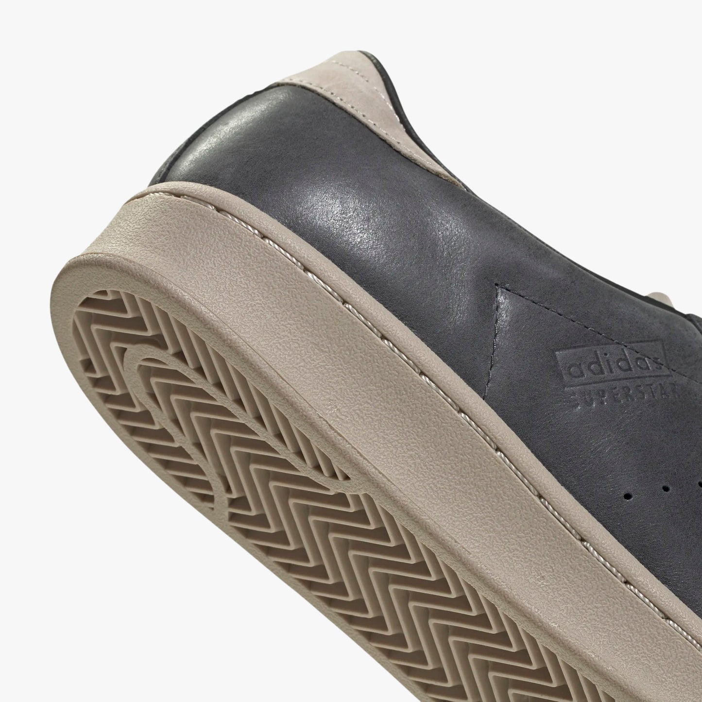 adidas Superstar Vintage Short Shell. Close-up of Carbon leather heel overlay and wonder beige rubber cupsole with herringbone tread.