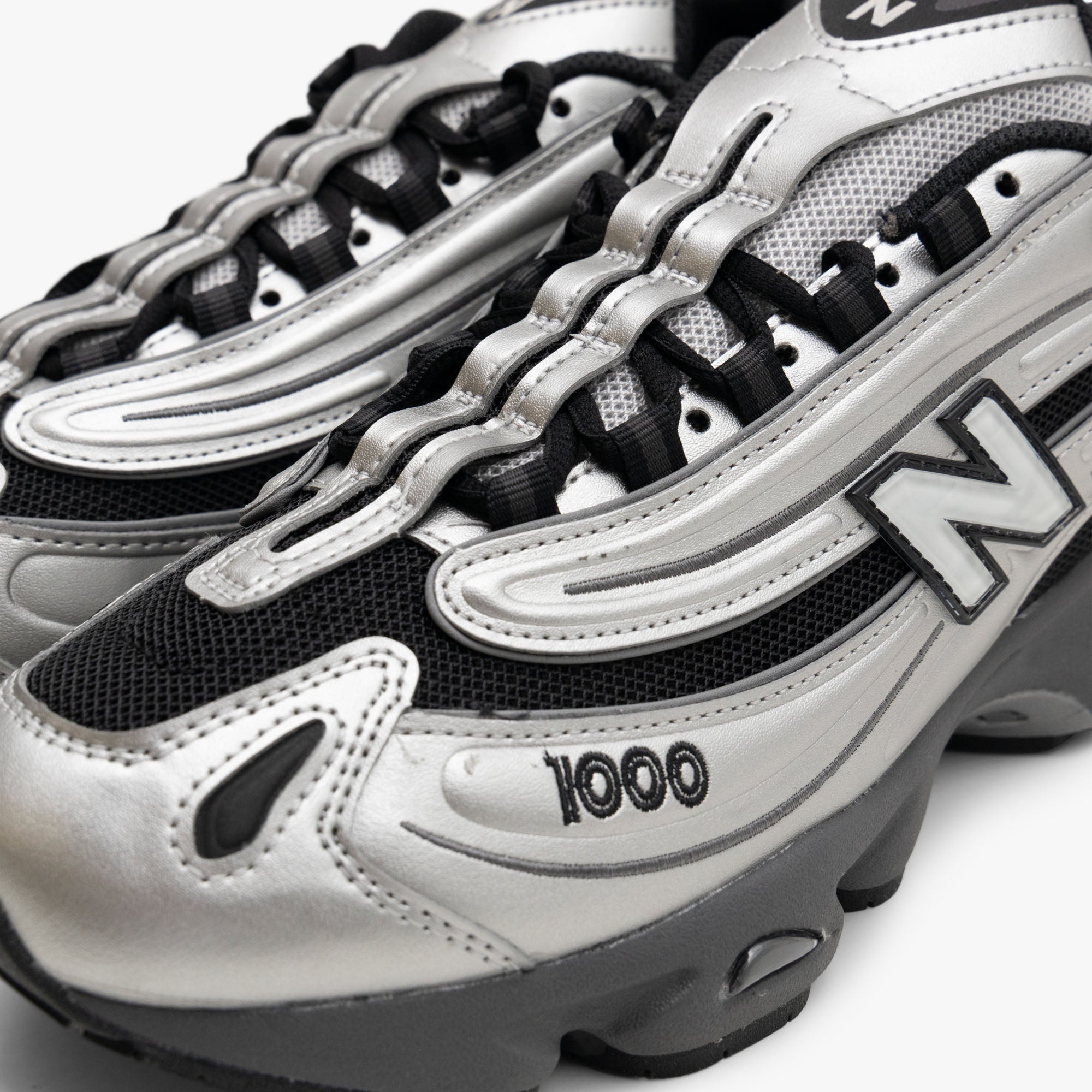 New Balance M1000 メタリックシルバー スニーカー　23cm New Balance M1000 Silver Metallic / Black | Livestock