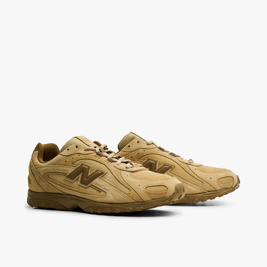 New Balance 204L. Three-quarter view of quicksand and bark sneakers with tonal laces, layered uppers and brown soles.