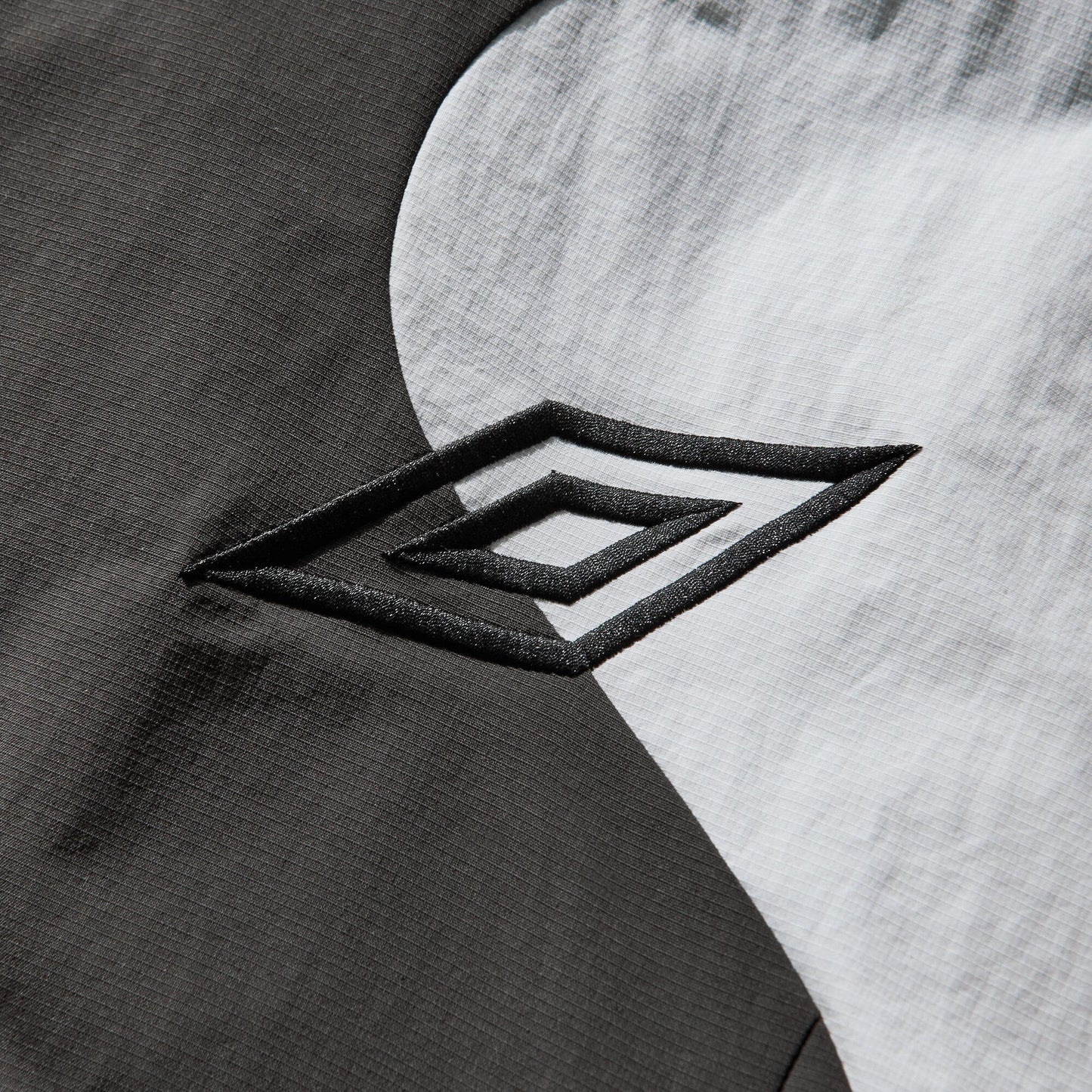 Survêtement masqué Umbro Guarding blanc / olive foncé